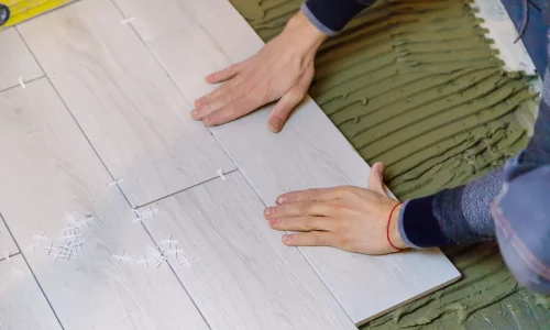 lay-tiles-on-the-floor-in-the-house-selective-foc-2026-03-17-17-47-28-utc[1]